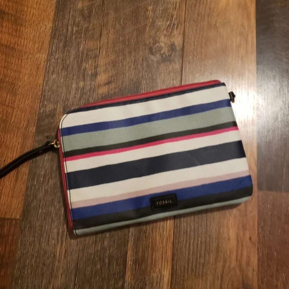 Fossil Eliza small Zip‎ Around Wristlet stripes